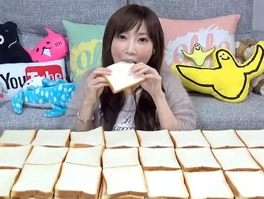 Yuka Kinoshita, wanita cantik asal Jepang ini melakukan tantangan untuk mengonsumsi 100 lembar roti tawar dengan jumlah 10 ribu kalori dan berat 3,8 kg hanya dalam waktu yang cukup singkat. (dailymail.co.uk)