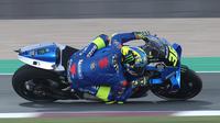 Joan Mir. Pembalap Spanyol berusia 24 tahun yang memperkuat tim Suzuki Ecstar ini menempati peringkat ke-3 di MotoGP Musim 2021 lalu. Pada seri pertama MotoGP 2022 di Qatar ia yang start dari posisi ke-8 ini hanya finis di posisi ke-6 akibat kendala cengkeraman ban belakang. (AFP/Karim Jaafar)