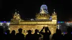 Penganut Sikh India menyaksikan kembang api saat peringatan ulang tahun ke 397 Guru Sikh Kesembilan di Kuil Emas di Amritsar, India (5/4). Mereka memperingati ulang tahun Guru Kesembilan atau Guru Tegh Bahadur. (AFP/Narinder Nanu)