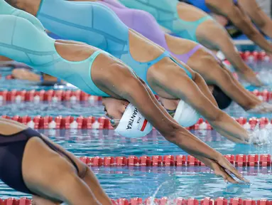 Perenang Indonesia, Adelia Chantika melakukan lompatan saat berkompetisi dalam nomor 200 meter Gaya Bebas Putri Indonesia Open Aquatic Championships 2025 di Stadion Akuatik Gelora Bung Karno, Senayan, Jakarta, Rabu (12/11/2025). Adelia tercepat dengan menorehkan waktu 2 menit 5,92 detik. (Bola.com/Bagaskara Lazuardi)