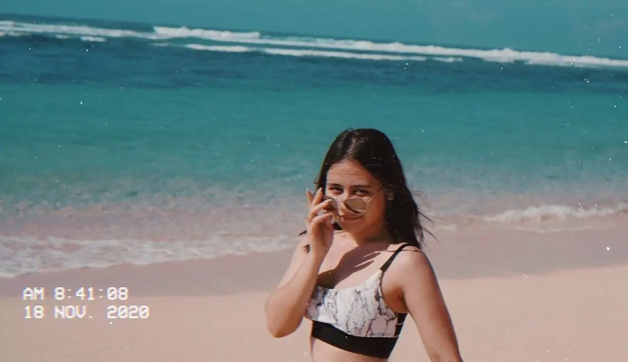 "Jadi aku emang udah terdidik di tengah-tengah keluarga yang perempuan itu harus mandiri, perempuan itu nggak boleh bergantungan sama laki-laki. Kita harus bisa berdiri sendiri. Karena kita nggak tahu apa yang bakal terjadi," tuturnya. (Instagram/prillylatuconsina96)