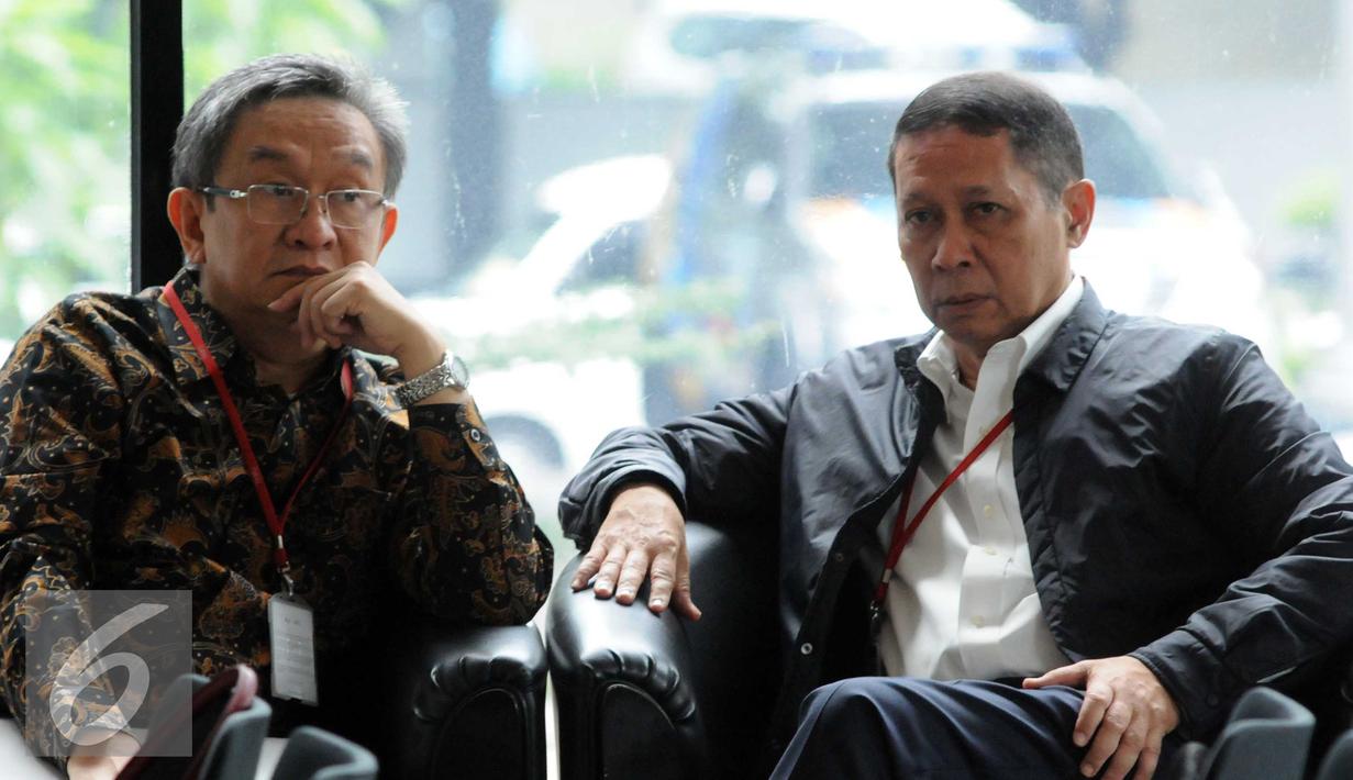 Richard Joost Lino berbincang dengan kuasa hukumnya saat menunggu di dalam  gedung KPK, Jakarta, Jumat (5/2). RJ Lino diperiksa terkait dugaan kasus korupsi pengadaan quay container crane (QCC) tahun 2010. (Liputan6.com/Helmi Afandi)