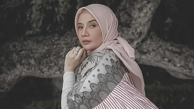 FOTO: Inspirasi Gaya Hijab Zaskia Sungkar, Simple dan Elegan