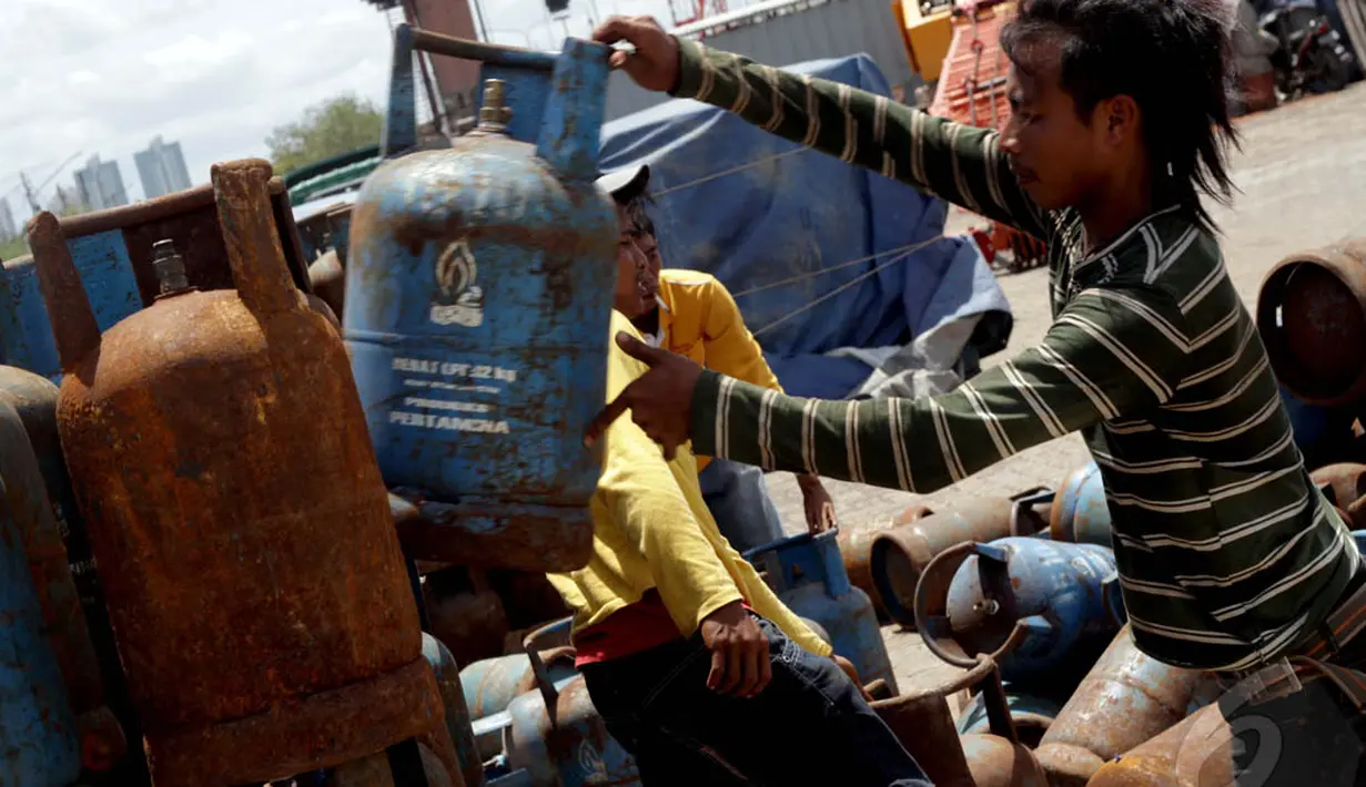 Seorang pekerja sedang merapikan tabung gas elpiji 12 kilogram di Pelabuhan Sunda Kelapa, Jakarta, Jumat (9/1/2015). (Liputan6.com/Faizal Fanani)