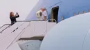 Pengunjung berpose di pintu masuk replika pesawat kepresidenan AS ketika pameran Air Force One Experience di North Kingstown, 18 September 2017. Pesawat replika itu digunakan untuk pusat pembelajaran sekolah. (AP Photo/Stephan Savoia)