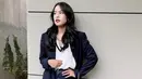 Maudy Ayunda tampil dengan blazer hitam oversize, dipadukan vest knit putih dan celana kulitnya. @maudyayunda.