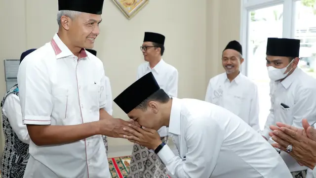 Gubernur Jawa Tengah (Jateng) Ganjar Pranowo mengunjungi Basecamp Kafilah dari Jateng untuk kompetisi Musabaqoh Tilawatil Qur'an (MTQ) Nasional 2022