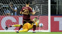 Kiper Kanada, Maxime Crepeau menggagalkan tendangan pemain Venezuela, Wilker Angel pada babak adu penalti saat laga perempat final Copa America 2024 di AT&T Stadium, Arlington, Texas, Sabtu (06/07/2024) WIB. (AFP/Juan Mabromata)