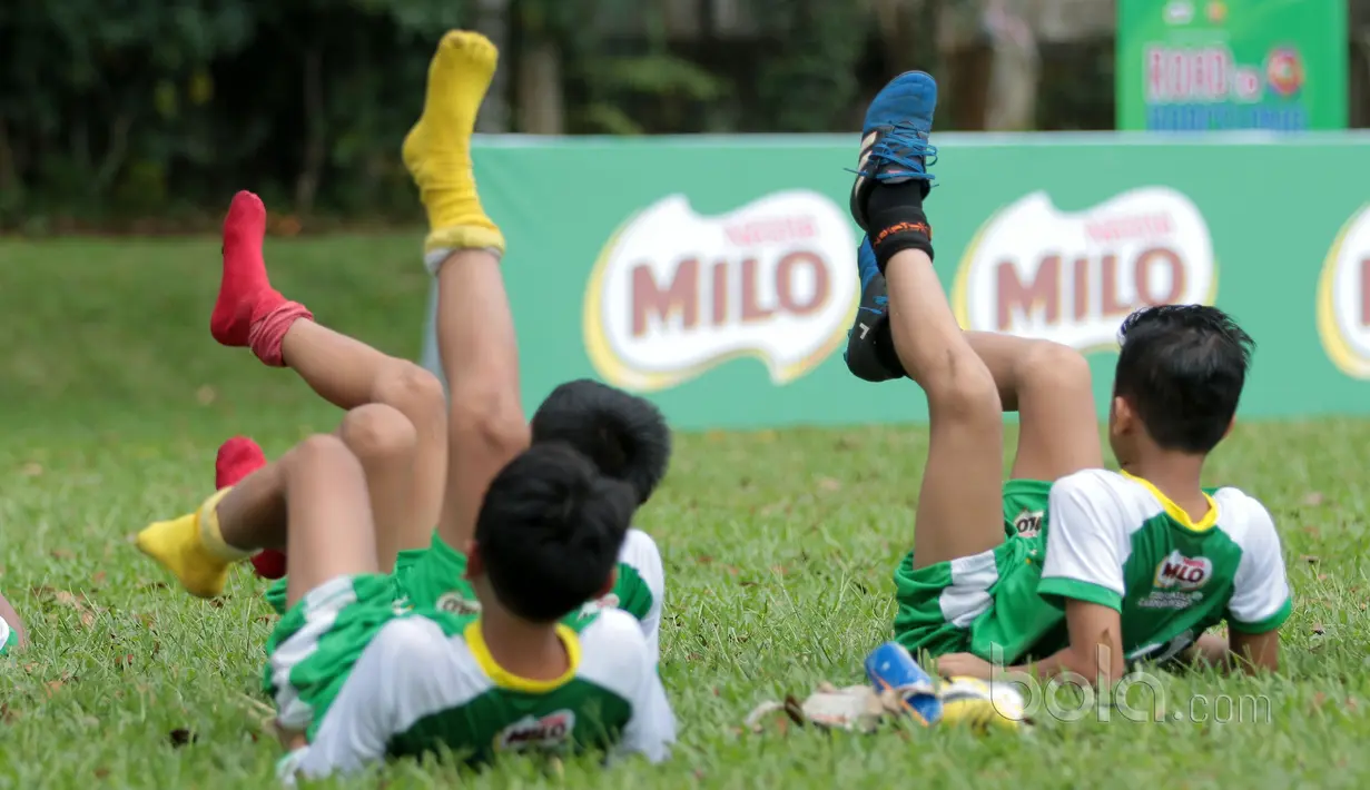 Warna-warni kaos kai kontestan MILO Road to Barcelona saat melakukan pendinginan usai latih tanding dengan tim Zapello Coaching di International School Clubs of Indonesia, Cirendeu, (15/7/2017). (Bola.com/Nicklas Hanoatubun)
