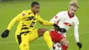 Pemain Borussia Dortmund, Manuel Akanji, berebut bola dengan pemain RB Leipzig, Emil Forsberg, pada laga Bundesliga di Stadion Red Bull Arena, Sabtu (9/1/2021). Dortmund menang dengan skor 3-1. (AP/Michael Sohn)