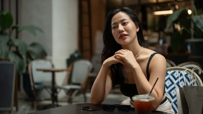 serius ketus sombong angkuh