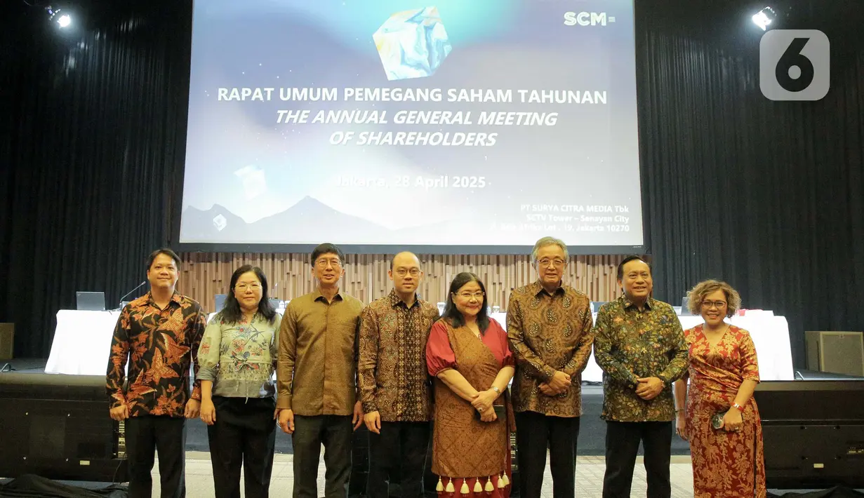Direktur Utama SCM Sutanto Hartono (tengah) bersama sejumlah petinggi PT Surya Citra Media Tbk (SCMA) berfoto bersama usai Rapat Umum Pemegang Saham Tahunan (RUPST) di SCTV TOWER, Jakarta, Senin (28/4/2025). (Liputan6.com/Herman Zakharia)