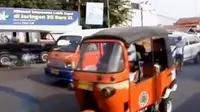 Kendaraan roda 3 khas Jakarta ini tengah melintas dalam perjalanan arus balik dari Pemalang.