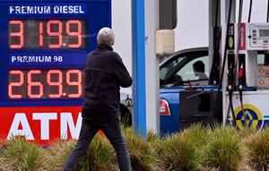 Harga bahan bakar ditampilkan di sebuah Stasiun Pengisian Bahan Bakar Umum (SPBU) di pinggiran kota Melbourne, Williamstown, Australia, pada Kamis 26 Maret 2026. Harga minyak dunia kembali merangkak naik. (William WEST/AFP)