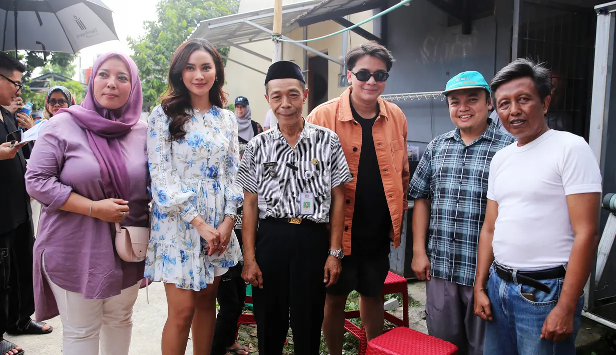 Acara syuting yang berlangsung seru juga dihadiri bapak Hasan selaku Lurah dari Kelurahan Curug. Tempat dimana lokasi acara Siapa Mau Jadi Juara diadakan dengan ditemani bapak Aries Hermawan selaku ketua Rukun Warga. [Foto: Bambang E Ros/Fimela.com]