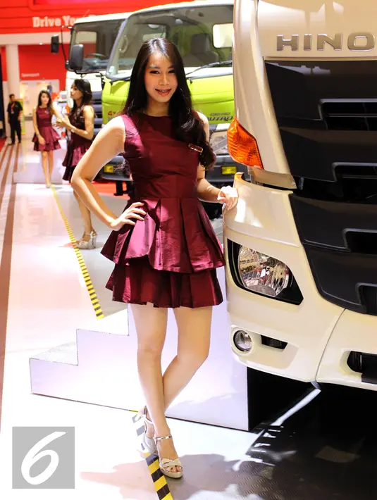 Seorang wanita cantik berpose dengan salah satu mobil yang dipamerkan pada Auto Show GIIAS 2015, Jakarta, Jumat (21/8/2015). Kehadiran para wanita cantik menjadi warna tersendiri pada acara pameran tersebut. (Liputan6.com/Helmi Afandi)
