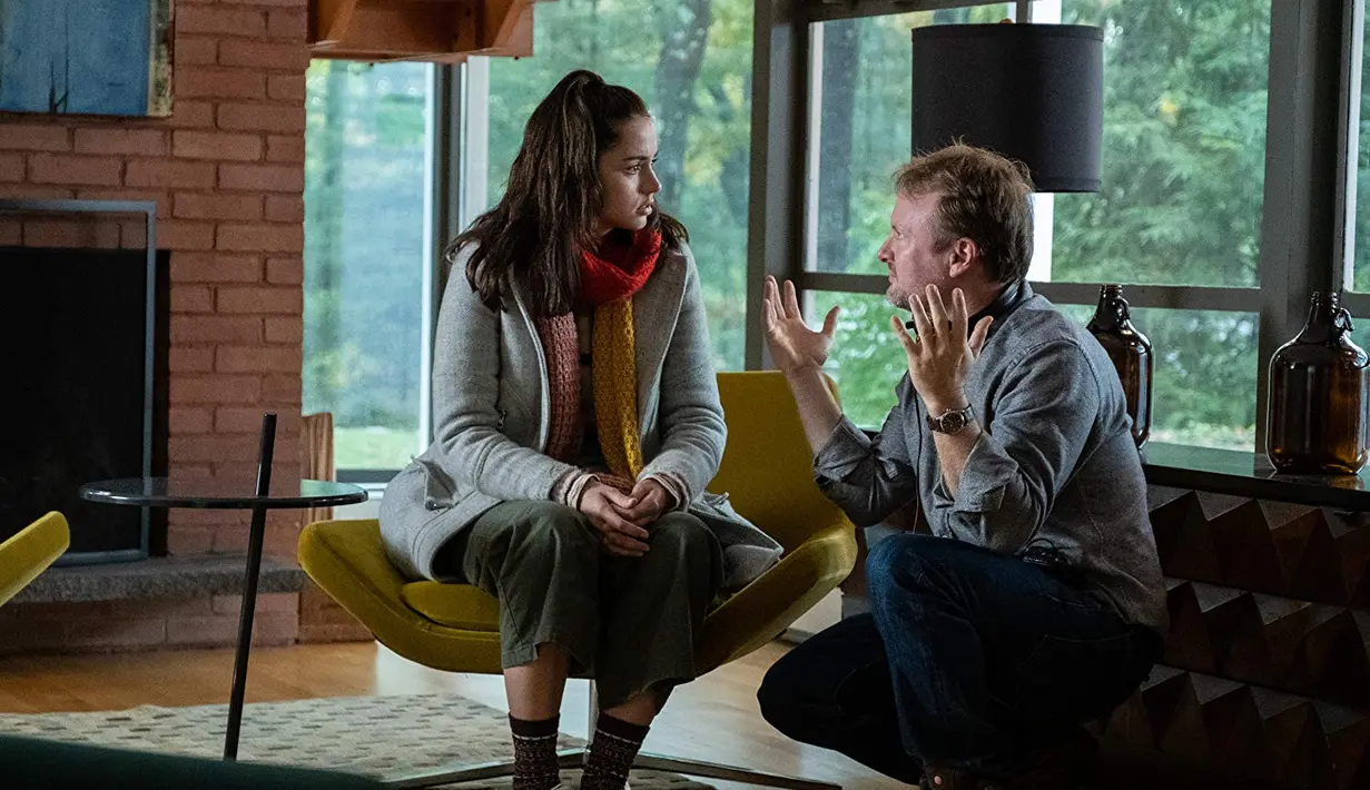 Rian Johnson mengarahkan Ana de Armas. (Foto: Dok. IMdb/ Lionsgate)