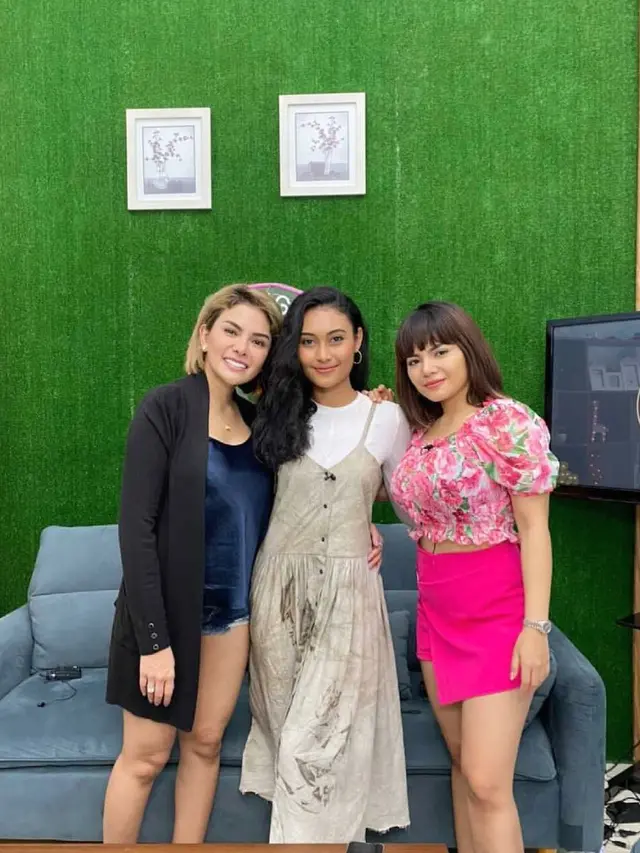 6 Potret Persahabatan Nikita Mirzani dan Dinar Candy, Dampingi saat Pemeriksaan