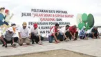 Gubernur DKI Jakarta Anies Baswedan (keempat kiri) pada peletakan batu pertama jalur Jalan Sehat dan Sepeda Santai (Jalasena) di kawasan Pantai Kita dan Pantai Maju, Jakarta, Minggu (23/12). (Liputan6.com/Herman Zakharia)