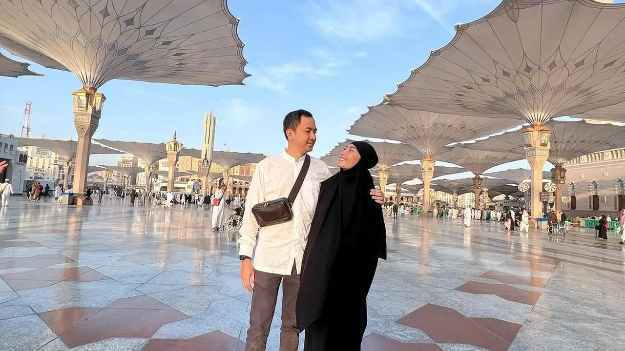 Potret mesra Ayu Dewi dan Regi Datau saat umrah