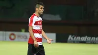 Gelandang Madura United, Milad Zeneyedpour, langsung menjadi starter saat timnya melawan PS Tira, Jumat (3/8/2018) malam. (Bola.com/Aditya Wany)