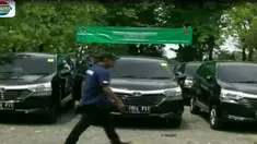 Para pengguna jasa dapat memesan melalui aplikasi yang dibantu oleh para petugas di counter yang tersedia di Terminal Bandara Soetta.