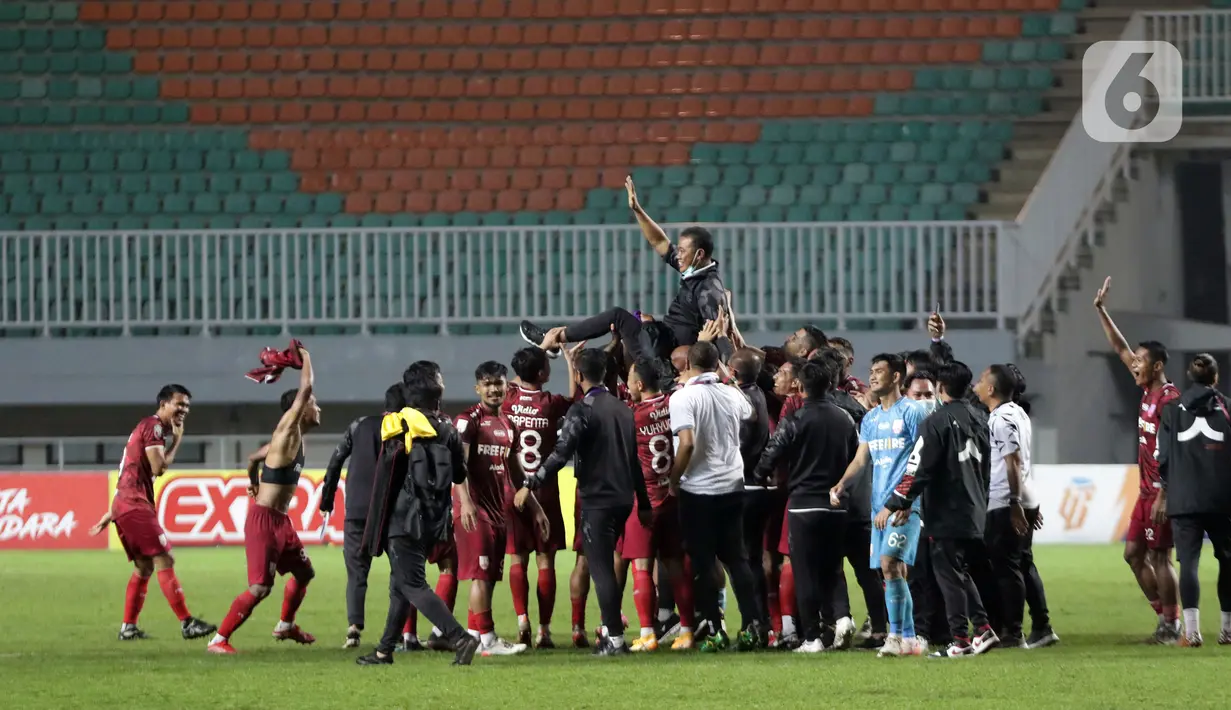 Pemain Persis Solo merayakan kemenangan laga semifinal Liga 2 Indonesia 2021 melawan Martapura Dewa United, Stadion Pakansari, Bogor, Senin (27/12/2021). Persis Solo unggul 2-1 dan melaju ke final serta memastikan satu tempat promosi ke BRI Liga 1. (Liputan6.com/Helmi Fithriansyah)