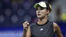 Petenis Rusia, Anna Kalinskaya berhasil memasukan bola saat bertanding melawan petenis AS, Sloane Stephens pada putaran pertama turnamen tenis AS Terbuka di New York (27/8/2019).  (AP Photo/Adam Hunger)