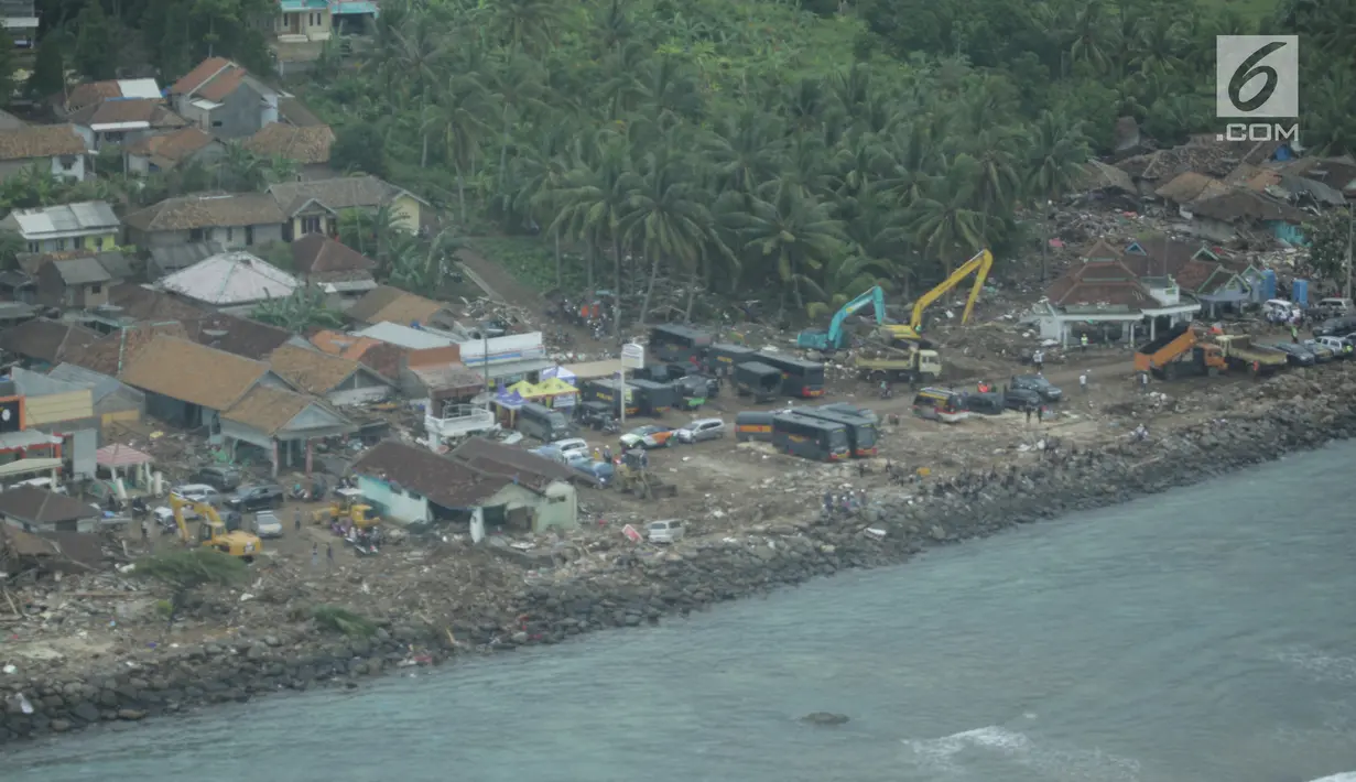 Pemandangan dari udara wilayah Kota Lampung usai diterjang tsunami, Selasa (25/12). Tsunami yang terjadi di Selat Sunda menerjang wilayah di Lampung dan Banten. (Liputan6.com/Zulfikar Abubakar)