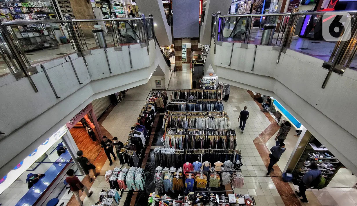 Pengunjung beraktivitas di pusat perbelanjaan Ambasador, Jakarta, Rabu (23/6/2021). Pemerintah memperkuat Pemberlakuan Pembatasan Kegiatan Masyarakat (PPKM) skala mikro, di antaranya pembatasan jam operasional pusat perbelanjaan yang dibatasi sampai pukul 20.00WIB. (Liputan6.com/Johan Tallo)