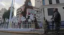 Sebuah pohon Natal dipasang di daerah Ashrafieh di Beirut, Lebanon, 6 Desember 2020. Sebuah pohon Natal dipasang dengan desain yang melambangkan rekonstruksi daerah yang terkena dampak ledakan tersebut. (Xinhua/Bilal Jawich)