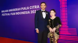 Potret kebersamaan Prilly Latuconsina bareng Ario Bayu selaku Ketua Umum FFI 2024. Tak hanya menjadi ketua umum, Ario Bayu tentunya menjadi kakak yang membimbing Prilly sebagai ketua pelaksana. Sudah lama berkiprah dan wara wiri di layar lebar, kolaborasi antara Prilly Latuconsia dan Ario Bayu tentunya membuat acara malam puncak FFI 2024 berjalan dengan lancar. (Liputan6.com/IG/@prillylatuconsina96)