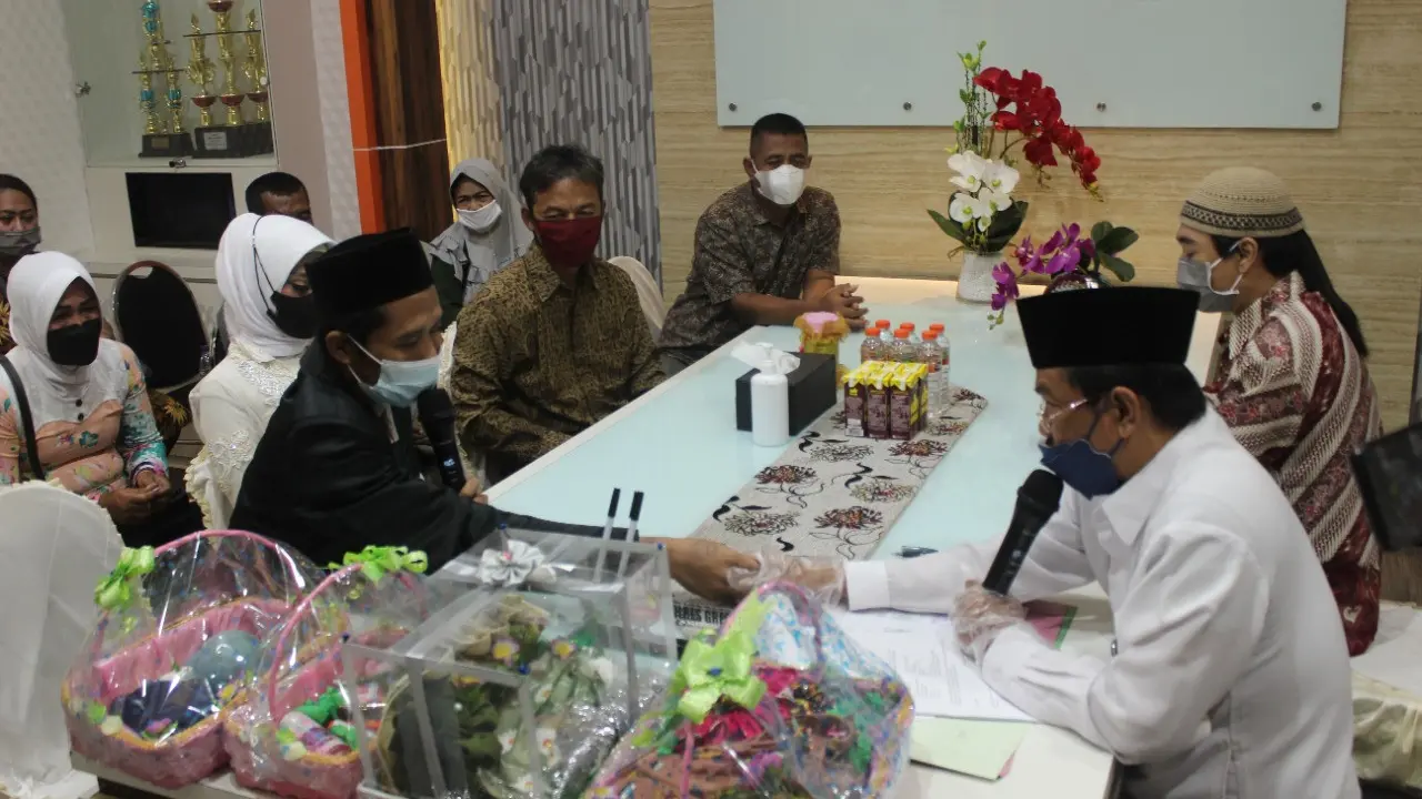 Andry Kurnia Setiawan (24) dengan pujaan hatinya, Fadhilah menikah di Mapolrestabes Surabaya. (Dian Kurniawan/Liputan6.com)