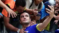 Aksi striker Brasil, Falcao (bawah) saat melayani permintaan selfie bersama fans, beberapa waktu lalu. Falcao mencetak hattrick saat Tim Samba menekuk Australia dengan skor 11-1, pada laga lanjutan Grup D Piala Dunia Futsal 2016, Kamis (15/9/2016), di Col