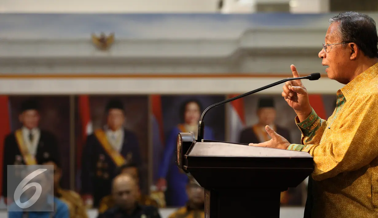 Menko bidang Perekonomian Darmin Nasution memberikan keterangan pers terkait kebijakan ekonomi tahap II, Jakarta, Selasa (29/9/2015). Paket kebijakan tahap dua difokuskan pada industri, keuangan dan ekspor. (Liputan6.com/Faizal Fanani)