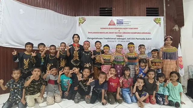 Aktivitas sekolah adat Dayak Lebang di Kampung Linggam oleh siswa dengan rentang usia 5-13 tahun. (Dok. AMAN)