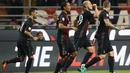 Bek AC Milan, Gabriel Paletta (kedua kanan) melakukan selebrasi usai mencetak gol kegawang Sassuolo pada liga Italia di San Siro, Milan (3/9). Gabriel Paletta menjadi penentu kemenangan AC Milan atas Sassuolo dengan skor 4-3. (AFP Photo/Marco Bertorello)