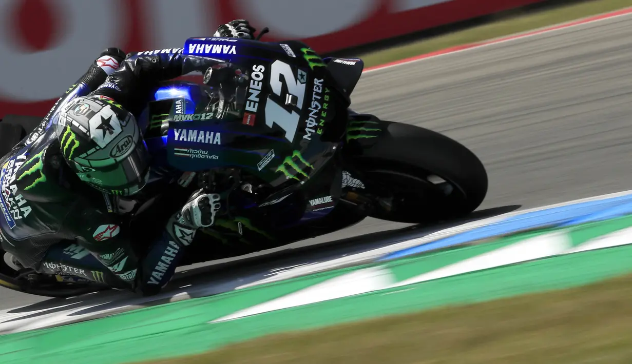 Pebalap Yamaha, Maverick Vinales, saat beraksi pada MotoGP Belanda di Sirkuit Assen, Belanda, Minggu (30/6/2019). Vinales sukses menjadi juara dengan catatan waktu 40 menit 55,415 detik. (AP//Peter Dejong)