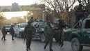 Pasukan keamanan tiba di lokasi serangan bunuh diri di Kabul tengah, Afghanistan, (31/10). Serangan ini merupakan serangan pertama yang menyasar zona diplomatik di Kabul. (AP Photo/Massoud Hossaini)