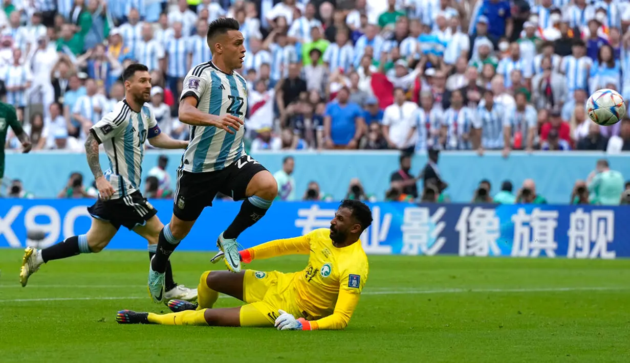 Pemain Argentina Lautaro Martinez mencetak gol yang dianulir saat melawan Arab Saudi pada pertandingan sepak bola Grup C Piala Dunia 2022 di Stadion Lusail, Lusail, Qatar, Selasa (22/11/2022). Arab Saudi mengalahkan Argentina dengan skor 2-1. (AP Photo/Ricardo Mazalan)