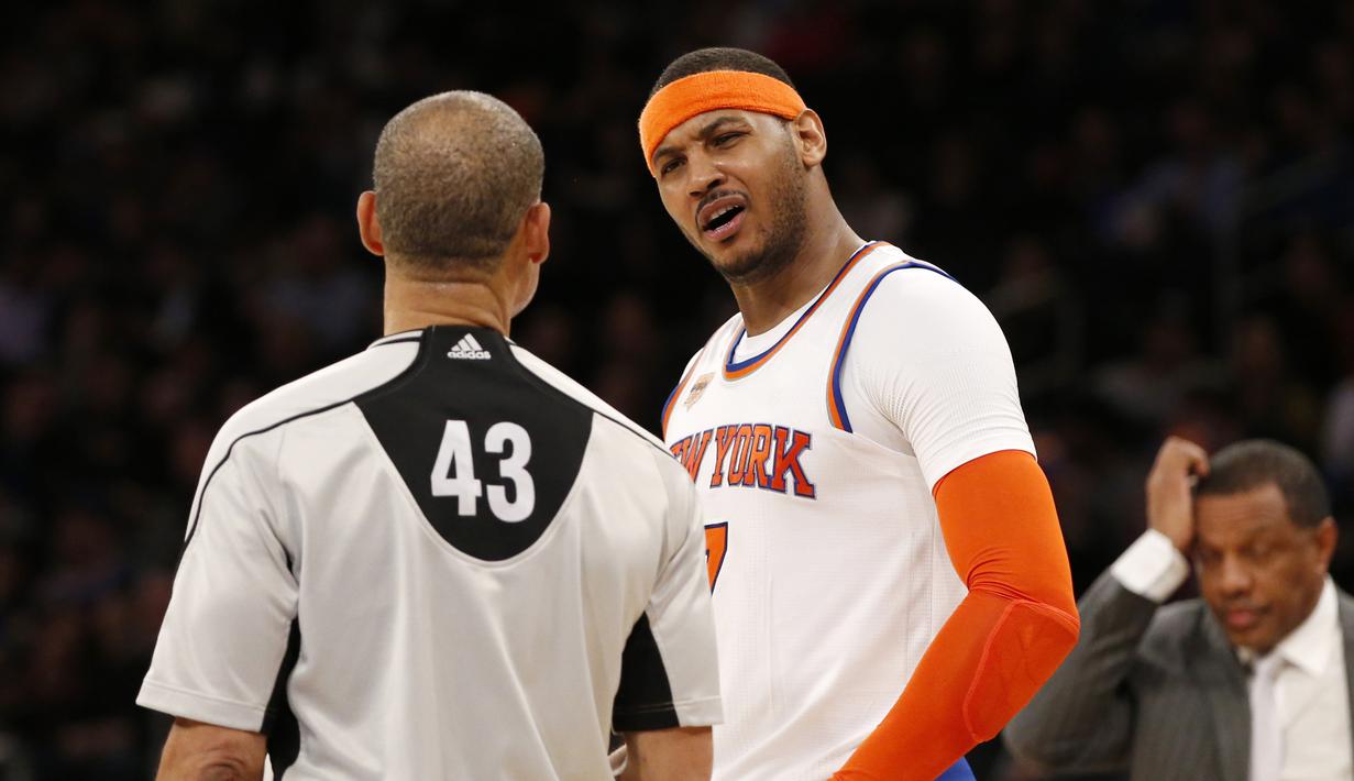 Ekspresi pemain New York Knicks, Carmelo Anthony (kanan) melakukan protes kepada wasit, Dan Crawford saat melawan New Orleans Pelicans pada laga NBA basketball game di Madison Square Garden, New York (9/1/2017). Pelicans menang 110-96.  (AP/Kathy Willens)
