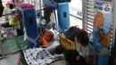 Warga korban banjir mengungsi di Halte Transjakarta Jembatan Baru, Cengkareng, Jakarta, Jumat (3/1/2020). Warga sekitar terpaksa mengungsi ke Halte Transjakarta Jembatan Baru karena rumah mereka masih terendam banjir. (Liputan6.com/Angga Yuniar)