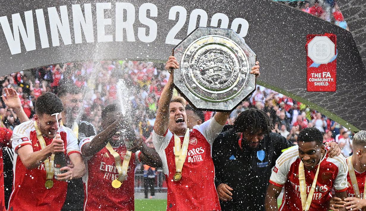 Mikel Arteta memilih Martin Odegaard sebagai kapten Arsenal pada 2022 setelah hengkangnya Pierre-Emerick Aubameyang. Meski baru setahun di Skuad Meriam London, Odegaard sudah cukup berpengalaman memegang peran sebagai kapten. Ia telah dipercaya memimpin Timnas Norwegia sejak 22 tahun. (AFP/Glyn Kirk)