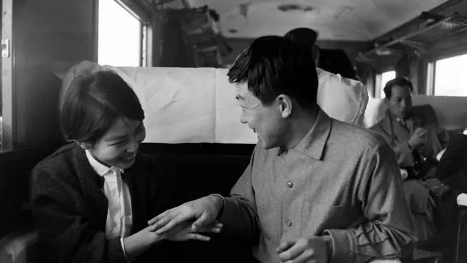 10 Foto Jadul Pasangan Romantis di Jepang yang Bikin Kamu Tersipu