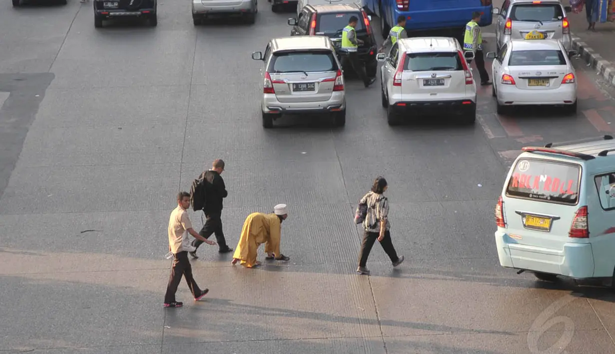 Akibat ulah pejalan kaki yang menyeberang sembarangan, arus lalu lintas menjadi macet, Jakarta, (26/9/14). (Liputan6.com/Johan Tallo)