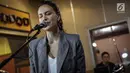 Ekspresi Sophia Latjuba saat latihan bersama band NeV+ di Musica Studio, Jakarta, Jumat (26/1). NeV+ bersama Sophia Latjuba akan membawakan salah satu lagu hits dari Nidji dalam acara Love and Fabulous Festival (LAFF) 2018. (Liputan6.com/Faizal Fanani)