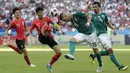 Pemain Korea Selatan, Son Heung-min (2kiri) mencoba menghalau bola dari sundulan pemain Jerman, Niklas Suele pada laga grup F Piala Dunia 2018 di Kazan Arena, Kazan, Rusia, (27/6/2018). Korea menang atas Jerman 2-0. (AP/Lee Jin-man)