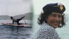 Susi melakukan yoga di tengah laut memakai kano. Untuk pelengkapnya, Susi menyiapkan segelas kopi .