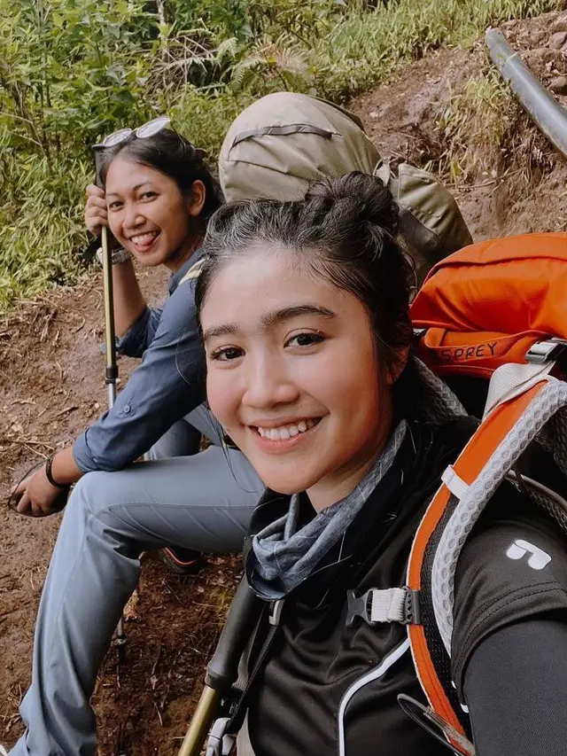 7 Gaya Sporty Febby Rastanty Saat Mendaki Gunung Merbabu, Tetap Cantik dan Stylish