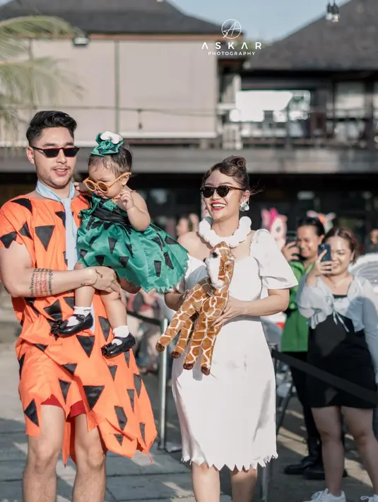Ultah pertama Xarena mengusung tema serial animasi Amerika Serikat The Flintstones. Sesuai dengan temanya, perempuan biasa disapa Sibad, Krisjiana dan Xarena mengenakan kostum seperti dalam animasi tersebut. [Instagram/krisjianabah]